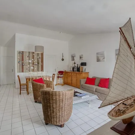 Lägenhet Charming Sunny House 200m From The Beach