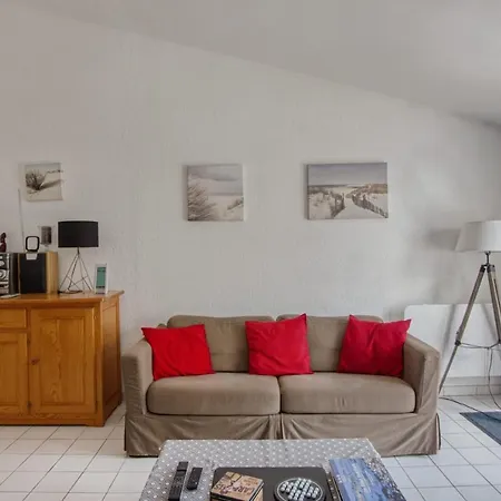 Charming Sunny House 200m From The Beach Lägenhet
